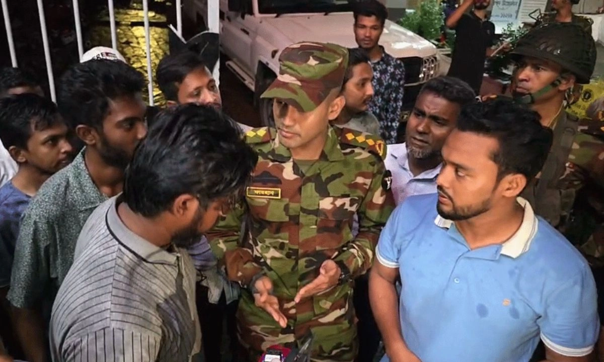 চিটাগাং ক্লাবের ফটকে অবস্থান, আ.লীগ নেতার ছেলের বিয়েতে বৈষম্যবিরোধীদের প্রতিবাদ