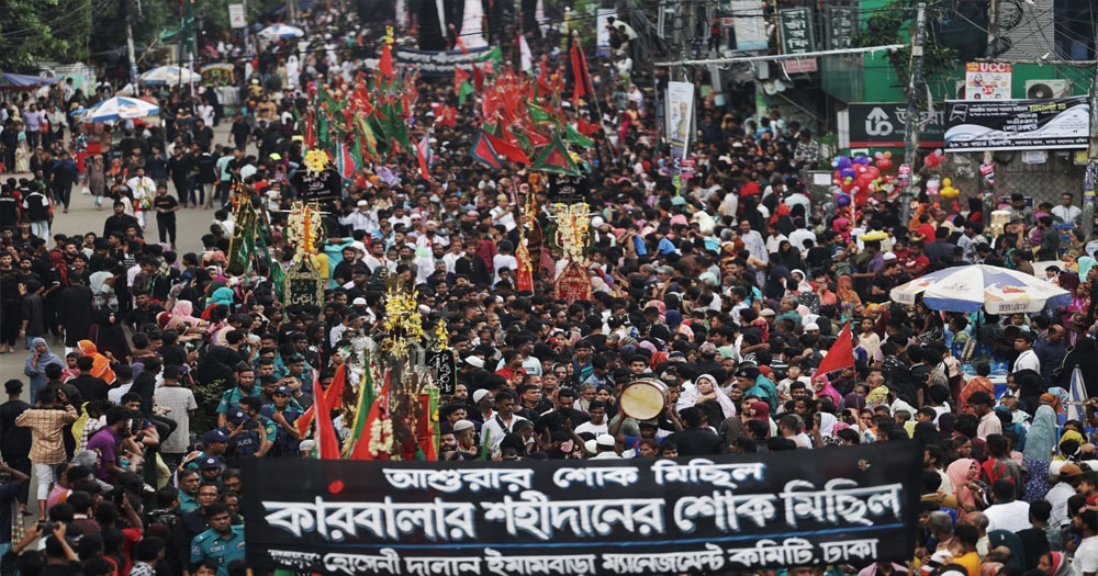 ধর্মীয় ভাবগম্ভীর পরিবেশে সারা দেশে পালিত হচ্ছে আশুরা