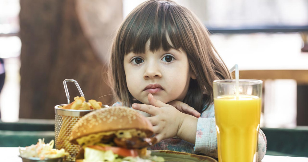 যে ৫ খাবার গোপনে শিশুর ক্ষতি করছে