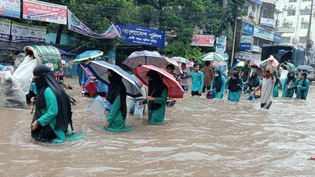 ফেনীতে নদীর পানি বিপৎসীমার ওপরে, কয়েক   জেলায় জলাবদ্ধতা : টানা ৫দিন ভারী বৃষ্টির আভাস