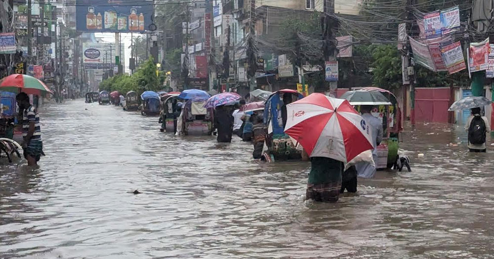 তিন নদীর বাঁধ ভেঙে প্লাবিত ৩০ গ্রাম, পরশুরামের সঙ্গে যোগাযোগ বিচ্ছিন্ন
