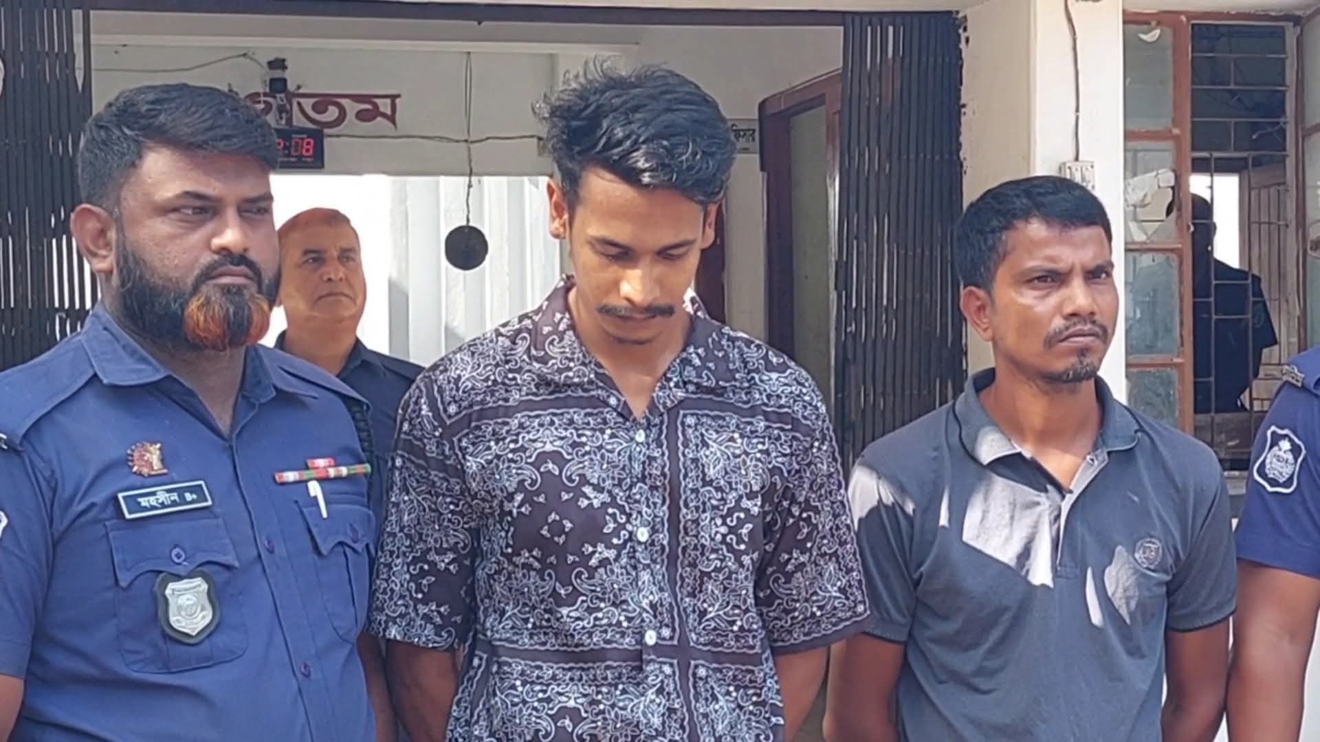 ঠাকুরগাঁওয়ে ব্যবসায়ীর ৮ লাখ টাকা ছিনতাই, গ্রেপ্তার ২