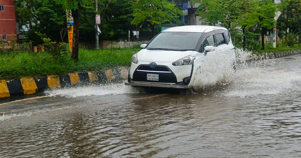 খুলনায় শহরজুড়ে জলাবদ্ধতা, খাবার দিতে পারেননি বাবা!