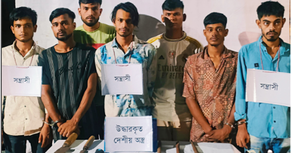 চাঁদপুরে দেশীয় অস্ত্রসহ কিশোর গ্যাংয়ের ৬ সদস্য গ্রেপ্তার