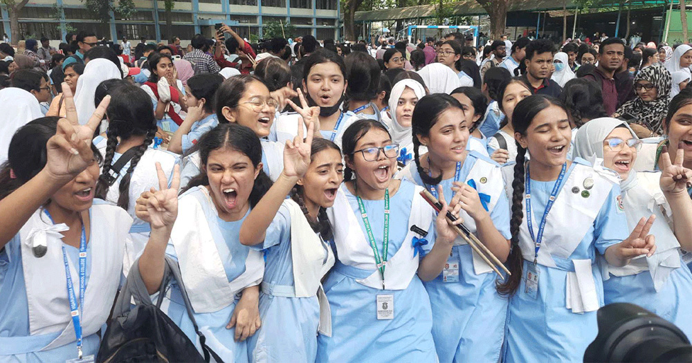 এসএসসি পরীক্ষার ফলে এগিয়ে মেয়েরা