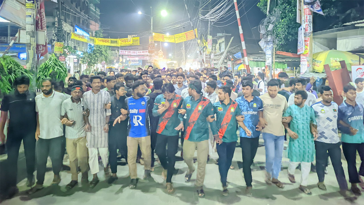 মিটফোর্ড হত্যা: রংপুরে শিক্ষার্থীদের উত্তাল বিক্ষোভ