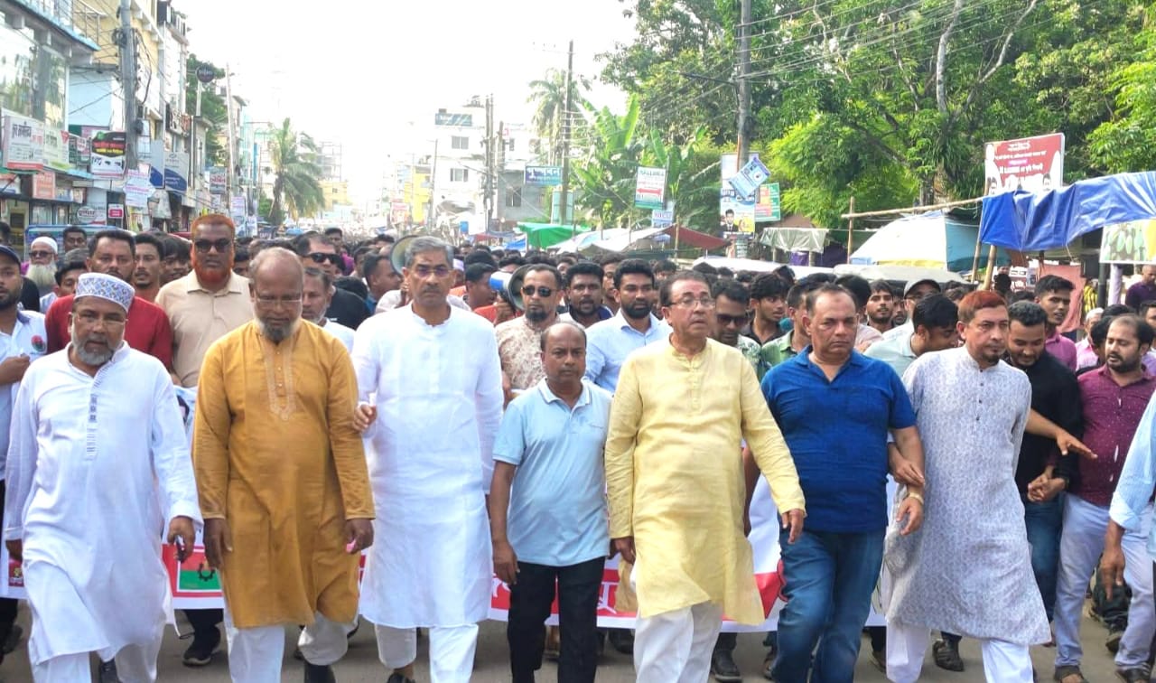 আইনশৃঙ্খলা অবনতির প্রতিবাদে   লক্ষ্মীপুরে যুবদলের বিক্ষোভ মিছিল