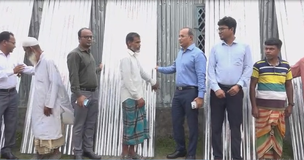 সিরাজগঞ্জে ঢেউটিন, নগদ টাকা ও খাদ্য সামগ্রী বিতরন