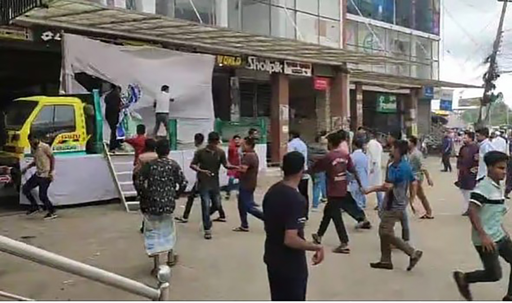 চকরিয়ায় এনসিপির মঞ্চ ভাঙচুর করেছে বিএনপির নেতা-কর্মীরা