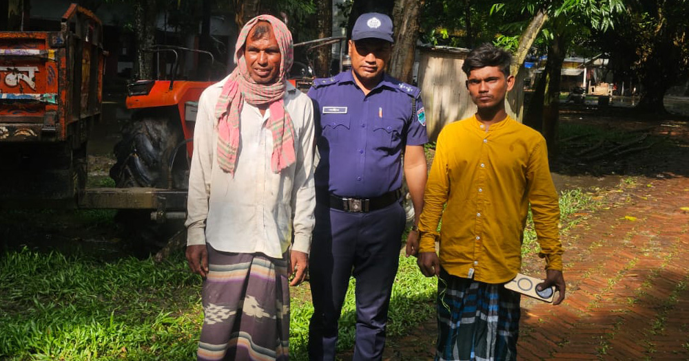 বালু তোলার দায়ে দু'জনকে জরিমানা