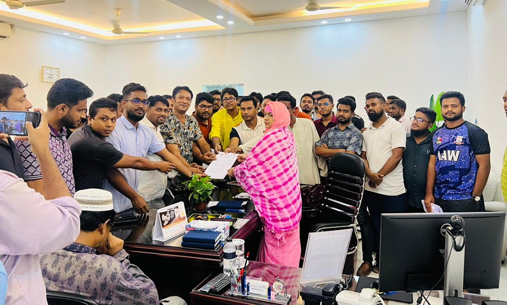 জবিতে নিষিদ্ধ ছাত্রলীগের নেতাকর্মীদের বিরুদ্ধে অভিযোগ করে স্মারকলিপি