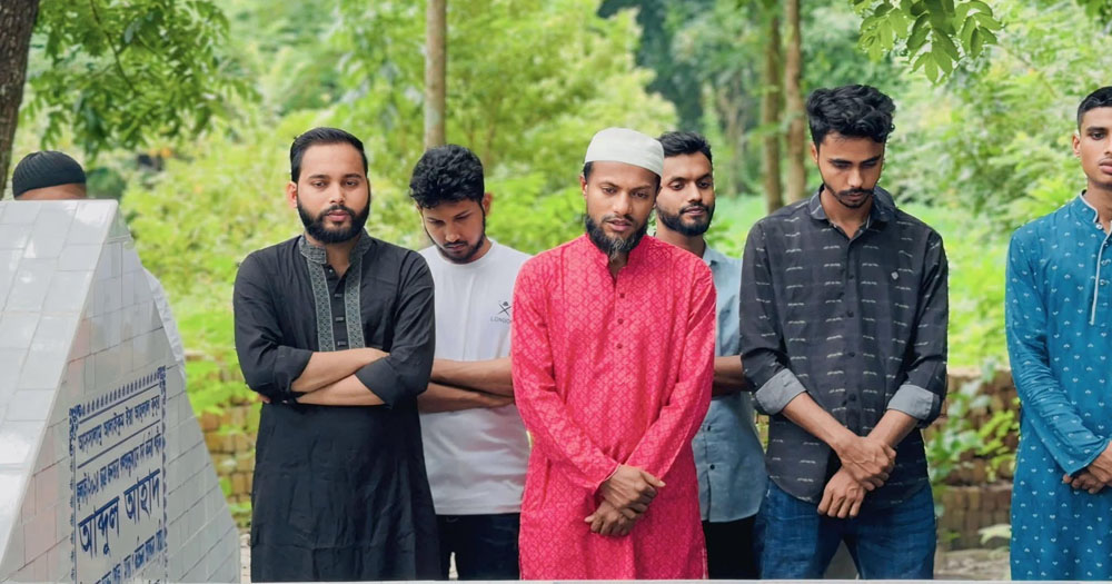 ভাঙ্গায় শহীদ আহাদের সমাধিতে এনসিপির নেতৃবৃন্দের পুস্প অর্পন