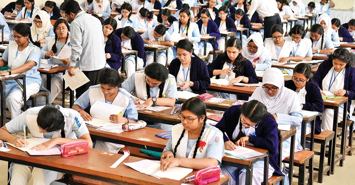 আজ এইচএসসি ও সমমানের পরীক্ষা স্থগিত
