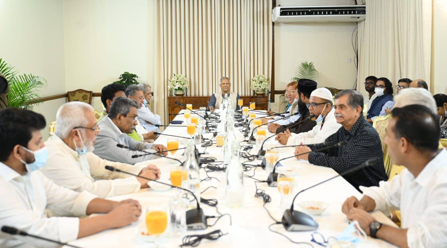 চার রাজনৈতিক দলের সঙ্গে   বৈঠকে প্রধান উপদেষ্টা