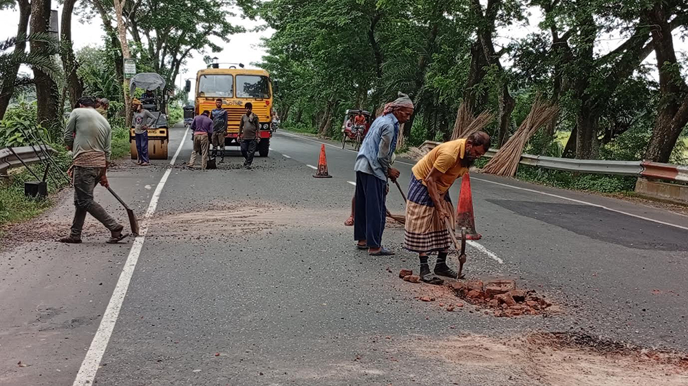 ভাঙ্গা মাওয়া মহাসড়কের খানাখন্দের সংস্কার উন্নয়ন
