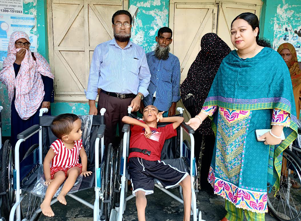 মাগুরার শ্রীপুরে শারীরিক প্রতিবন্ধীদের মাঝে হুইল চেয়ার ও ট্রাই সাইকেল বিতরণ