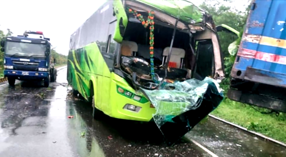 পদ্মা সেতুর এক্সপ্রেসওয়েতে বাস-মাইক্রোবাস-কাভার্ডভ্যান সংঘর্ষে নিহত ২