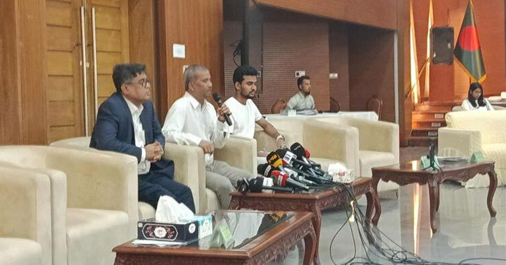 কাউকে গ্রেপ্তার করতে হলে পরিচয়পত্র দেখাতে হবে: আইন উপদেষ্টা