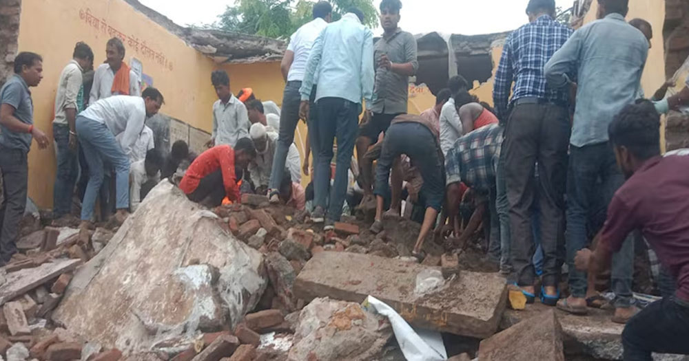 ভারতে ক্লাস চলাকালীন ভেঙে পড়ল স্কুলের ছাদ, ৪ শিশুর মৃত্যু