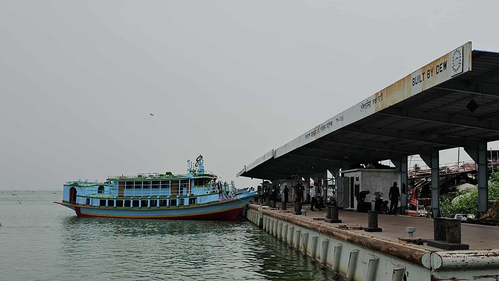 তীব্র বাতাসে দৌলতদিয়া-পাটুরিয়া নৌপথে লঞ্চ চলাচল বন্ধ