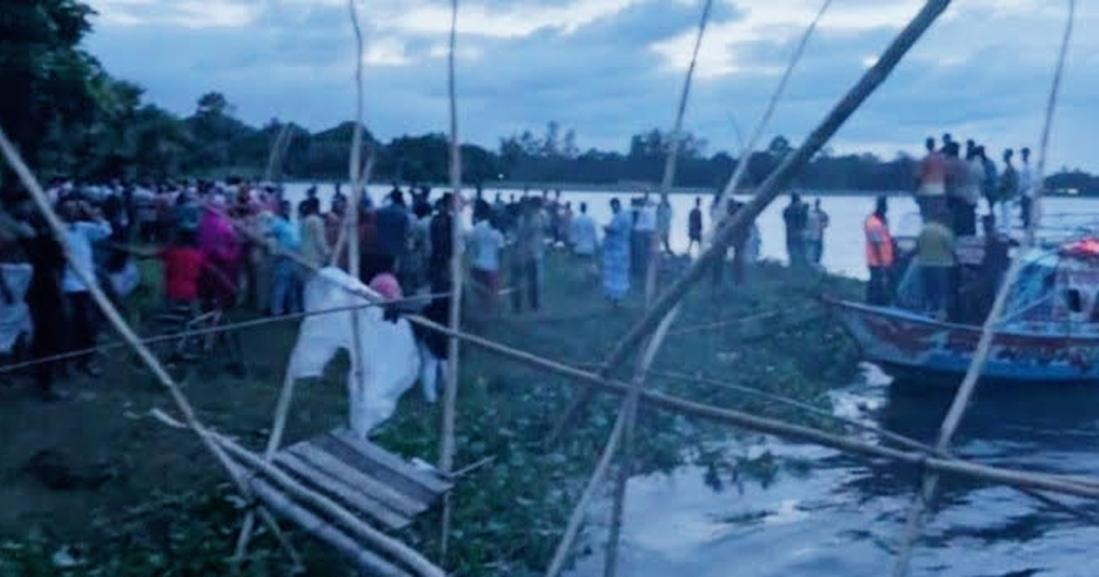গাজীপুরে মকশবিলে ঘুরতে গিয়ে নৌকাডুবে ৩ বন্ধু নিখোঁজ