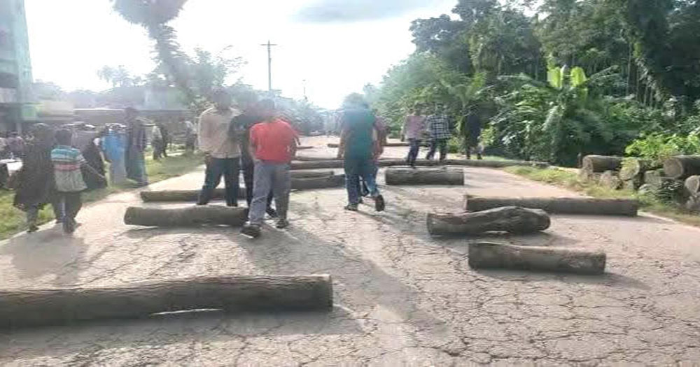 লক্ষ্মীপুরে বাসচাপায় মাদ্রাসাছাত্রী নিহত, সড়ক অবরোধ