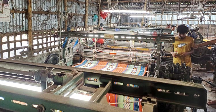 পাবনায় ক্রমাগত লোকসানে বিলীন হচ্ছে তাঁত