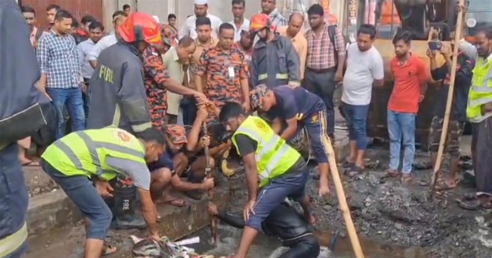 গাজীপুরে ম্যানহোলে পড়ে নারী নিখোঁজ, উদ্ধারের চেষ্টায় ফায়ার সার্ভিস