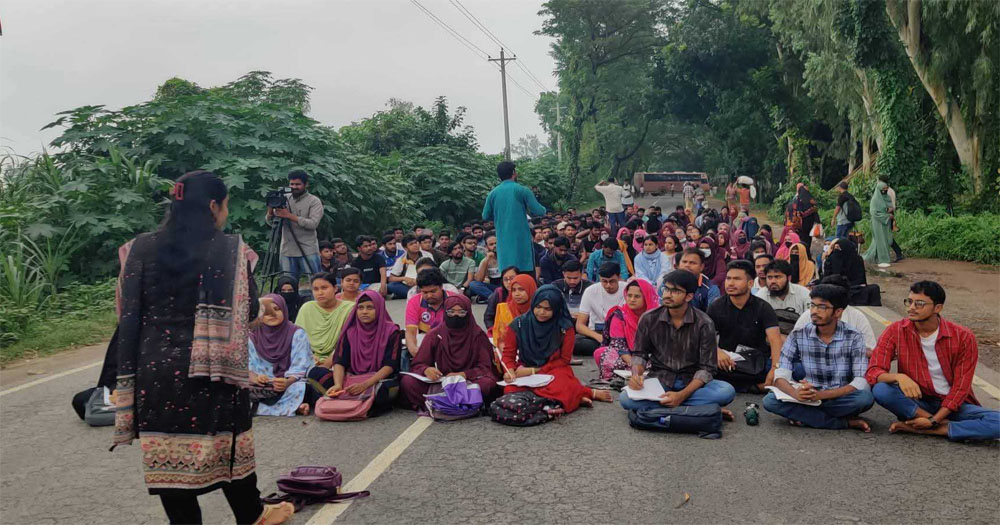 সিরাজগঞ্জের শাহজাদপুরে মহাসড়কে রবীন্দ্র বিশ্ববিদ্যালয়ের প্রতীকী পাঠদান