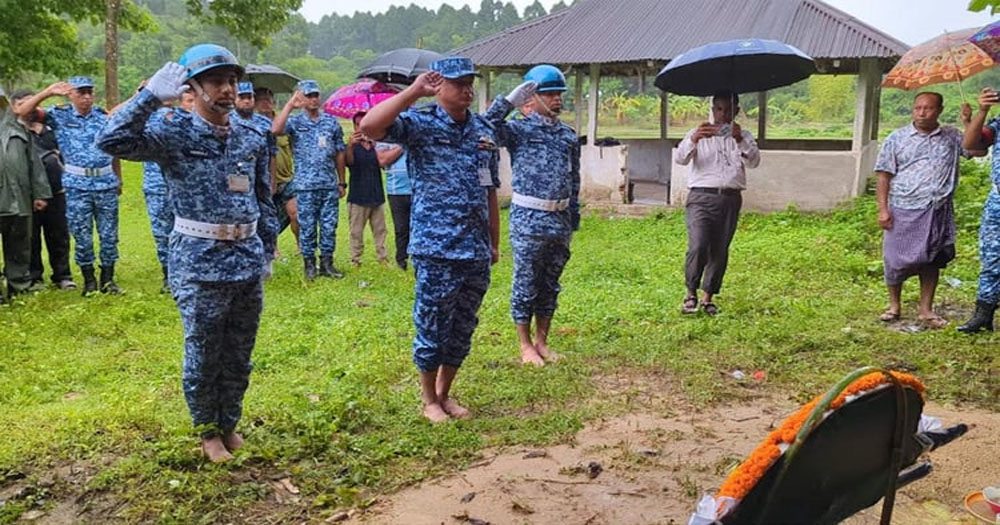 মাইলস্টোনে নিহত রাঙ্গামাটির উক্য চিং মারমার সমাধিতে বিমান বাহিনীর শ্রদ্ধা