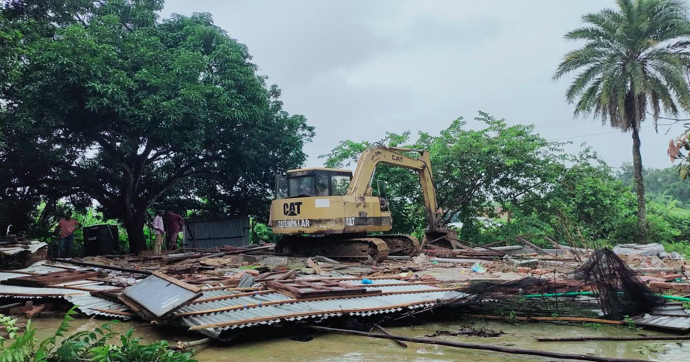 যৌথ বাহিনীর অভিযান : গাজীপুরে ১৫৫টি অবৈধ ঘরবাড়ি উচ্ছেদ