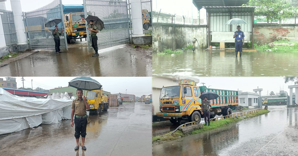 বর্ষার পানি উপেক্ষা করে পণ্য পাহারা দিচ্ছেন বন্দরের আনসার সদস্যরা