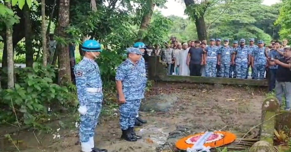 মাইলস্টোনে নিহত লক্ষ্মীপুরের সায়ানের কবরে বিমান বাহিনীর শ্রদ্ধা