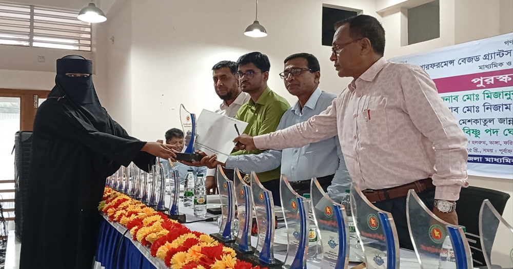ভাঙ্গায় ২৮টি শিক্ষা প্রতিষ্ঠানের মেধাবী শিক্ষার্থীদের ক্রেস্ট ও সনদ বিতরণ
