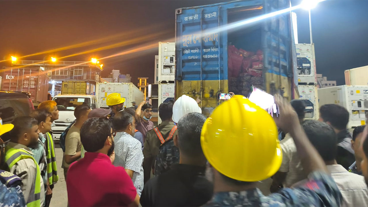 আমদানি পণ্য পাচারের চেষ্টা চট্টগ্রাম বন্দরে, আটক ৩