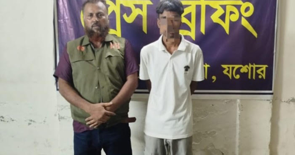৩০০ পিস ট্যাপেন্টাডল ট্যাবলেটসহ যুবক আটক