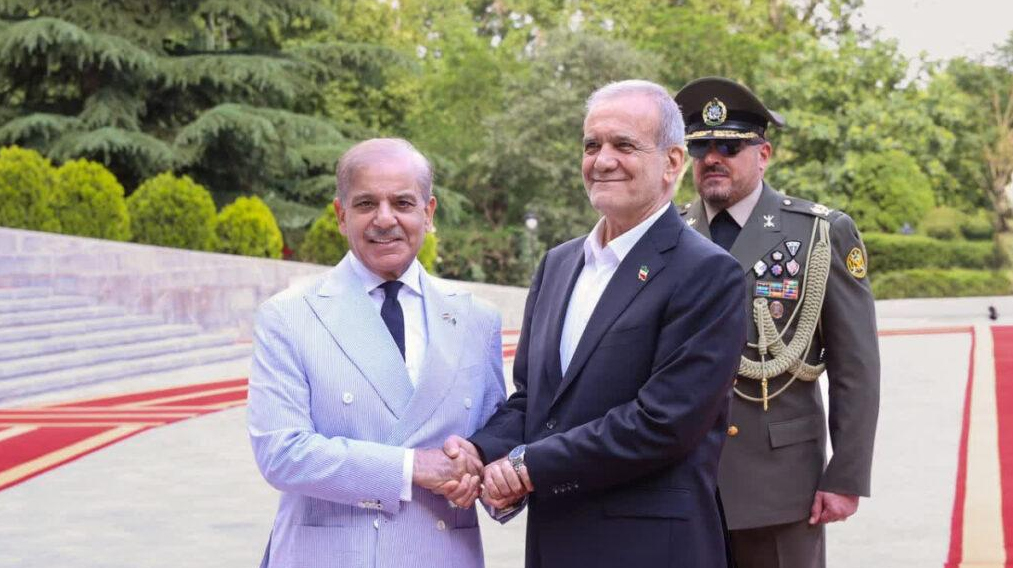 দুই দিনের সফরে পাকিস্তানে পৌঁছেছেন ইরানের প্রেসিডেন্ট