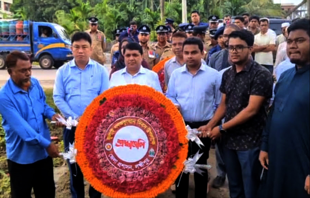 গণঅভ্যুত্থান দিবসে লক্ষ্মীপুরে শহীদদের কবরে ফুলেল শ্রদ্ধা