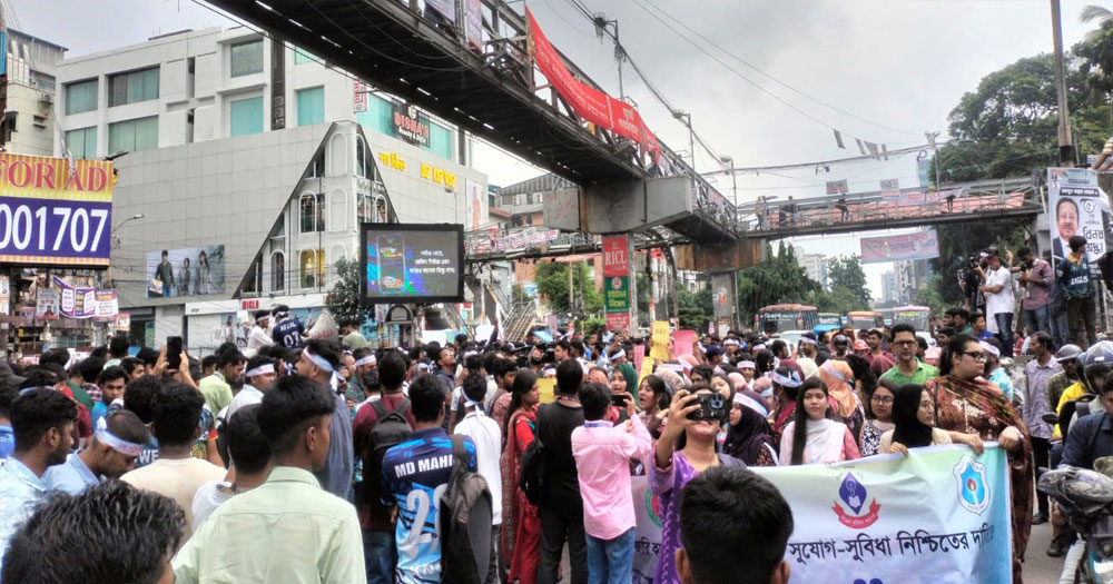অধ্যাদেশ দাবি  ১০ মিনিটের জন্য সায়েন্সল্যাব মোড় অবরোধ ৭ কলেজ শিক্ষার্থীদের