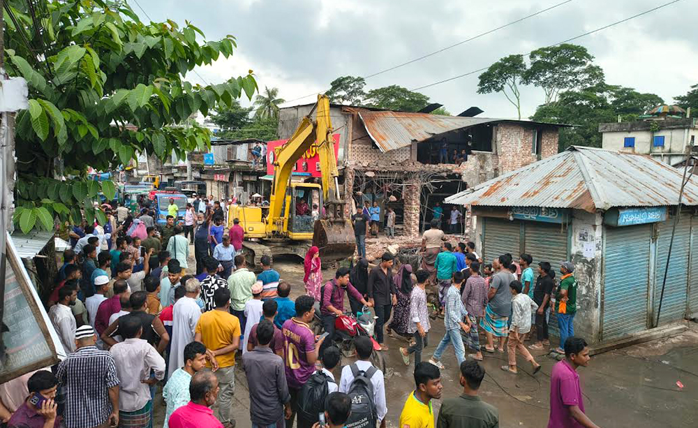 শাহরাস্তিতে খালের উপর অবৈধ স্থাপনা উচ্ছেদ