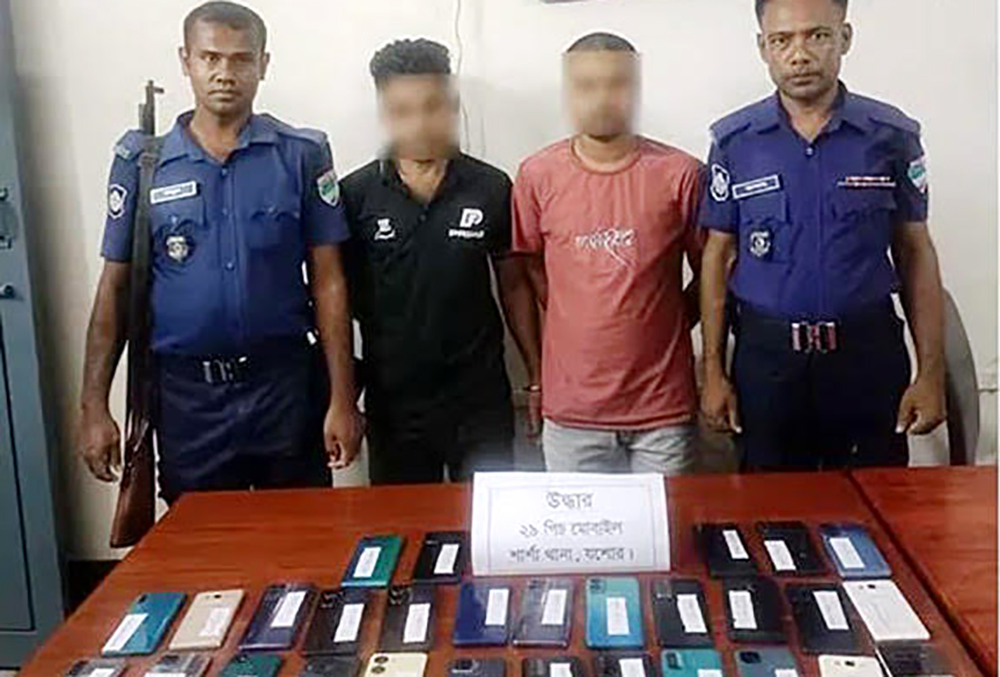 শার্শায় ভারতীয় পুরাতন মোবাইলসহ দুইচোরাকারবারি আটক