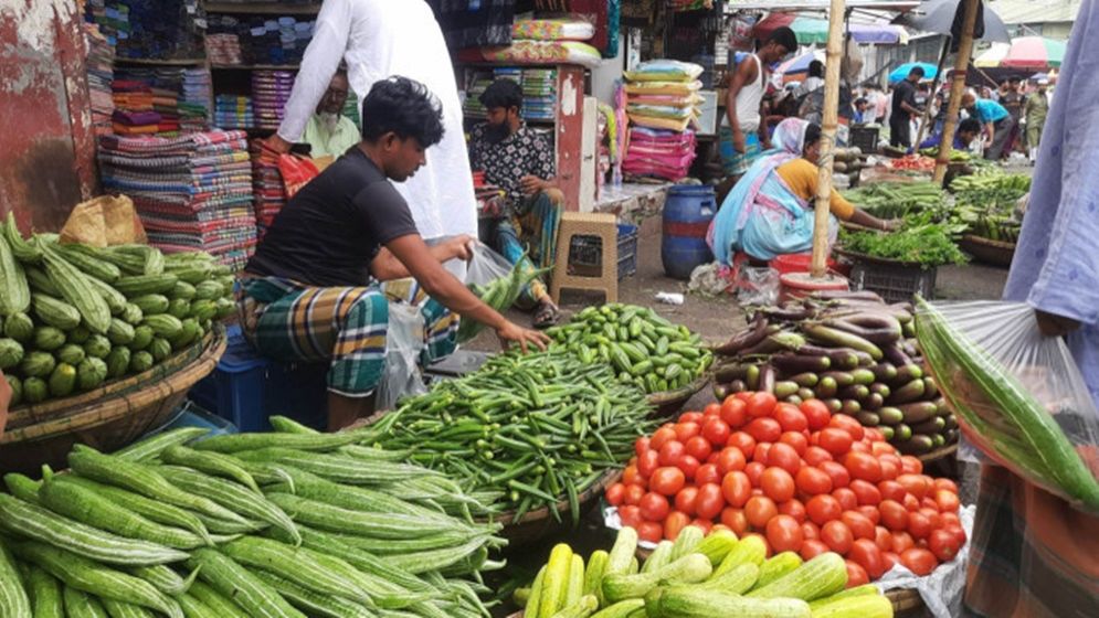 বৃষ্টি অজুহাতে লাগামহীন পেঁয়াজের ঝাঁজ, বেড়েছে মুরগি ও সবজির দামও