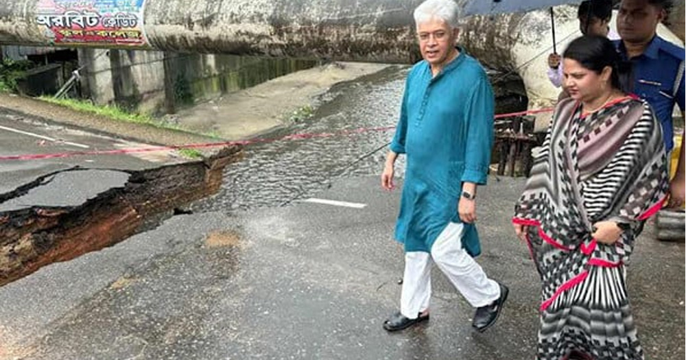 চট্টগ্রামে খালে ধসে পড়া সেতু পরিদর্শন করলেন শিল্প উপদেষ্টা