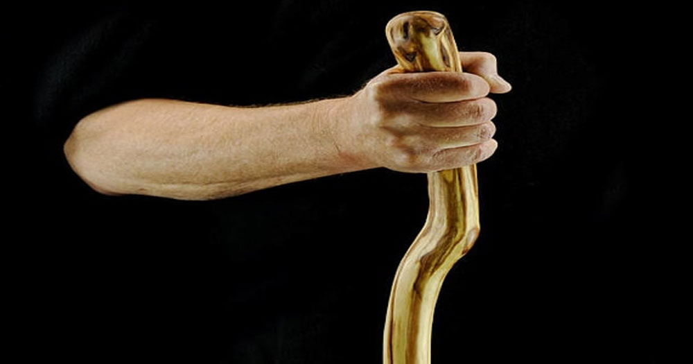 লাঠি ব্যবহার কি সুন্নত? জানুন ইসলামি দৃষ্টিভঙ্গি