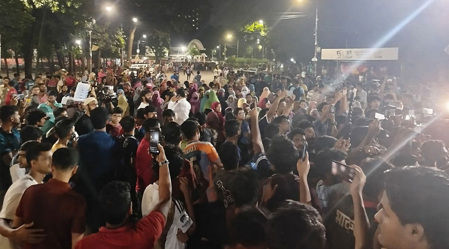 মধ্যরাতে শিক্ষার্থীদের বিক্ষোভে উত্তাল ঢাকা বিশ্ববিদ্যালয় ক্যাম্পাস