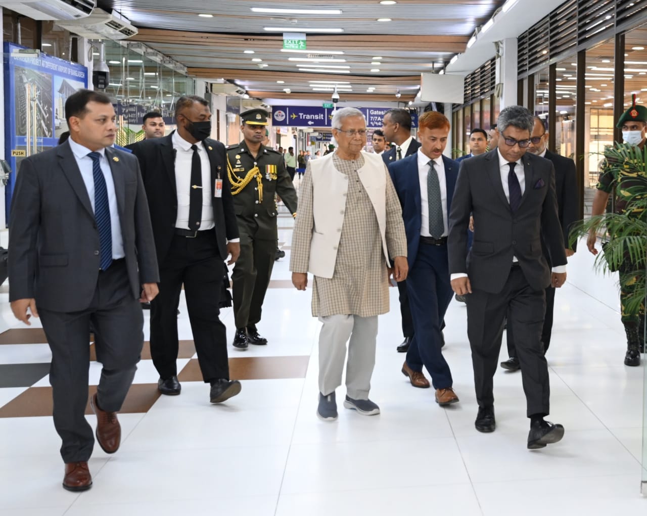 তিনদিনের সফরে মালয়েশিয়ার পথে প্রধান উপদেষ্টা