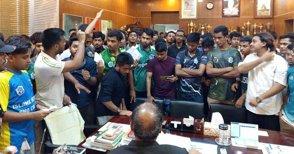 ৭ কলেজের ৯ দাবি, অন্তর্বর্তী প্রশাসনের অধীনে চায় পরীক্ষা