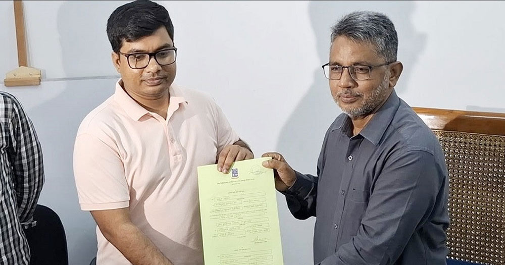 ডাকসুতে সর্বপ্রথম মনোনয়ন ফরম জমা দিলেন সাবেক ছাত্রলীগ নেতা জুলিয়াস