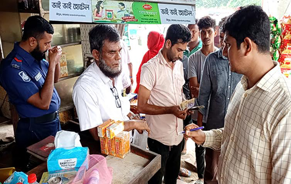 নোংরা,পঁচা,বাসী শিশু খাদ্য বিক্রির অভিযোগে শ্রীপুরের দুই হোটেলে জরিমানা