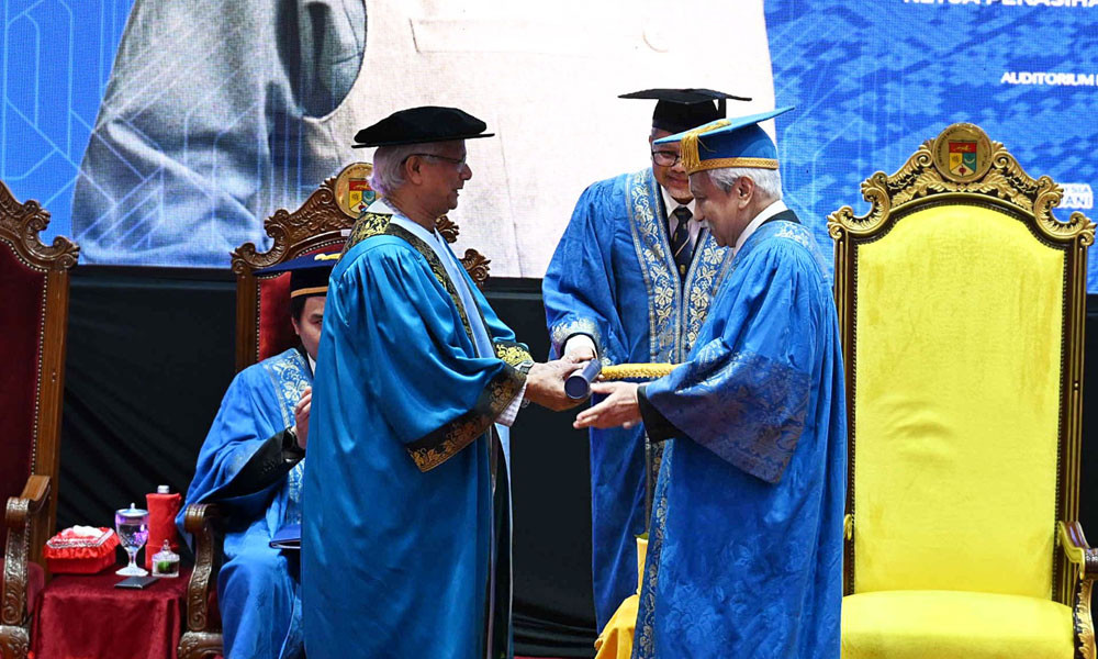 ইউকেএম থেকে সম্মানসূচক ডক্টরেট ডিগ্রি পেলেন ড. মুহাম্মদ ইউনূস